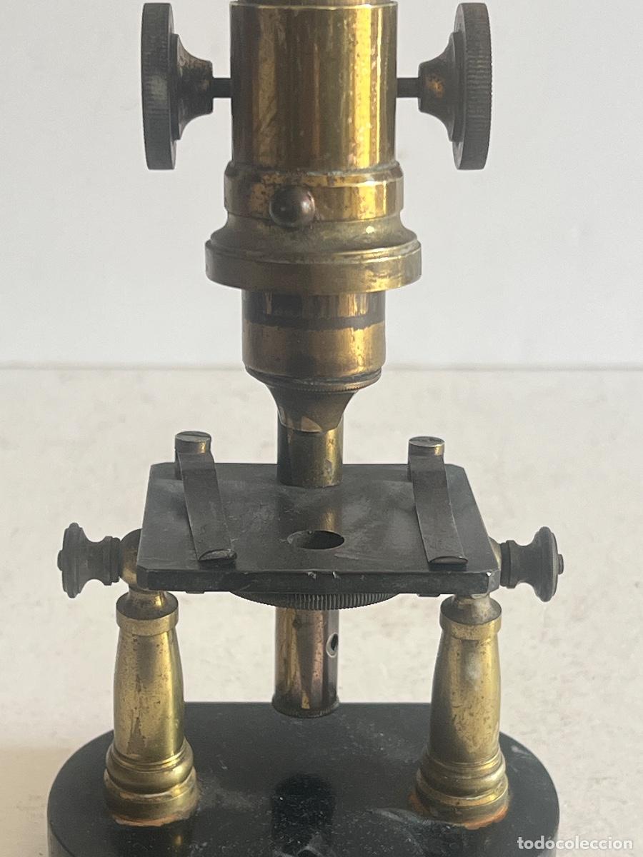 Antig&uuml;edades: Antiguo microscopio de lat&oacute;n con base de hierro. - Foto 5