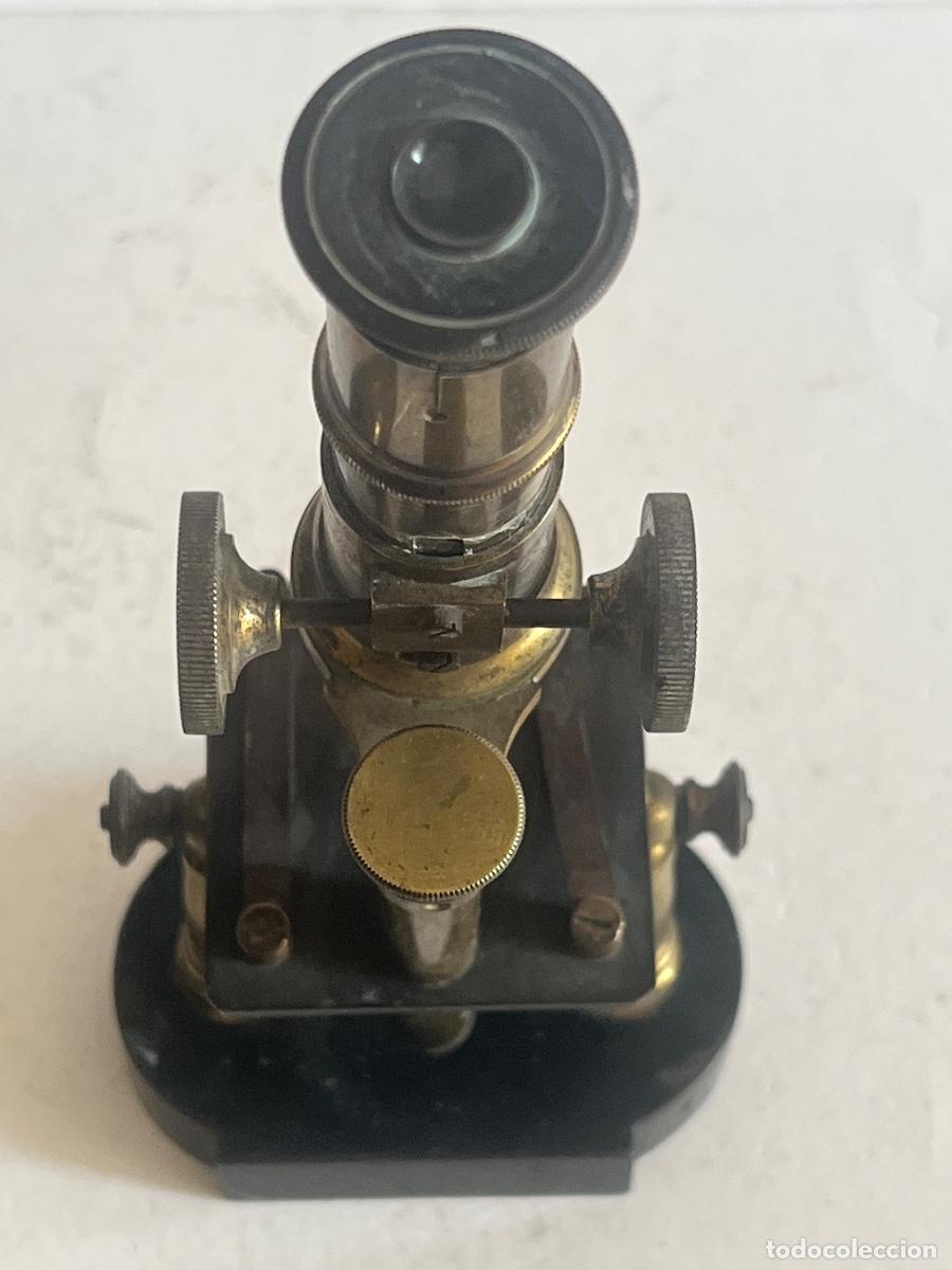 Antig&uuml;edades: Antiguo microscopio de lat&oacute;n con base de hierro. - Foto 6