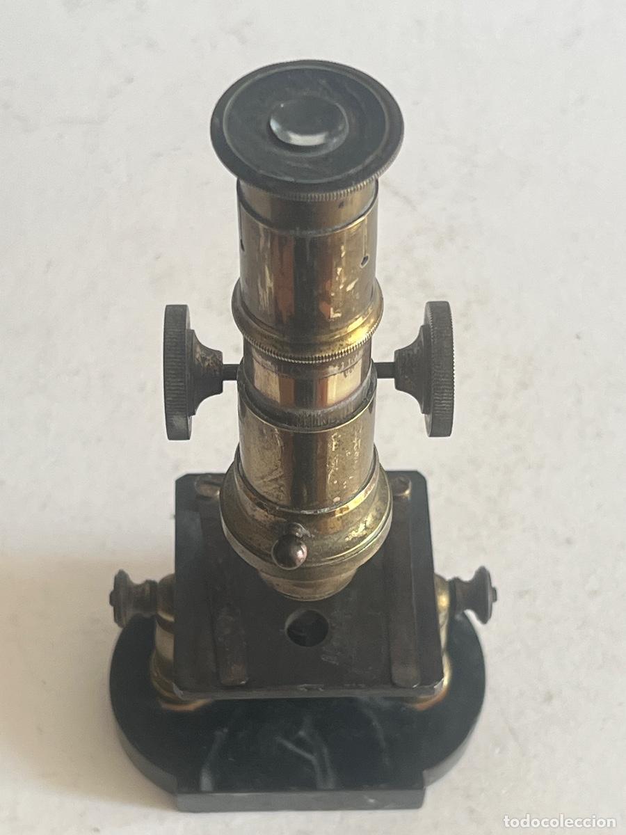 Antig&uuml;edades: Antiguo microscopio de lat&oacute;n con base de hierro. - Foto 7