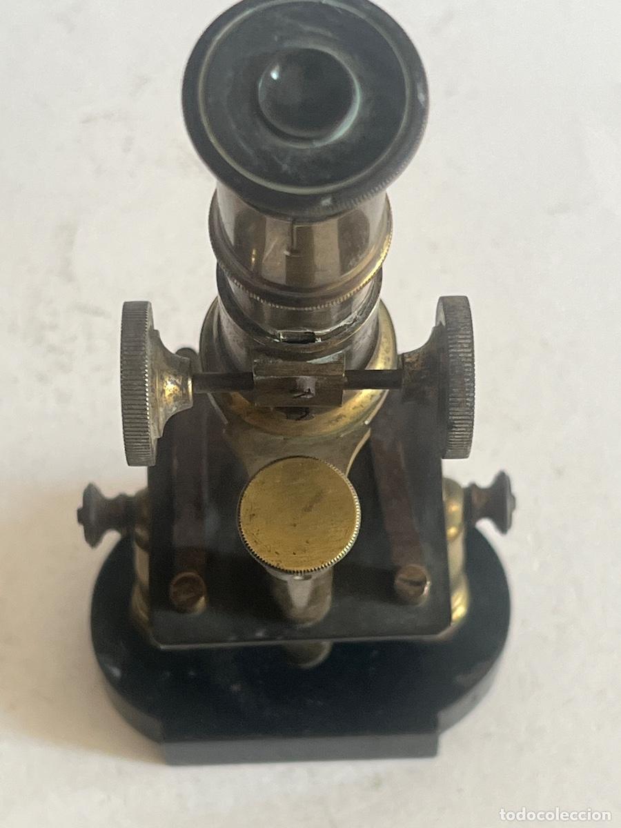 Antig&uuml;edades: Antiguo microscopio de lat&oacute;n con base de hierro. - Foto 8