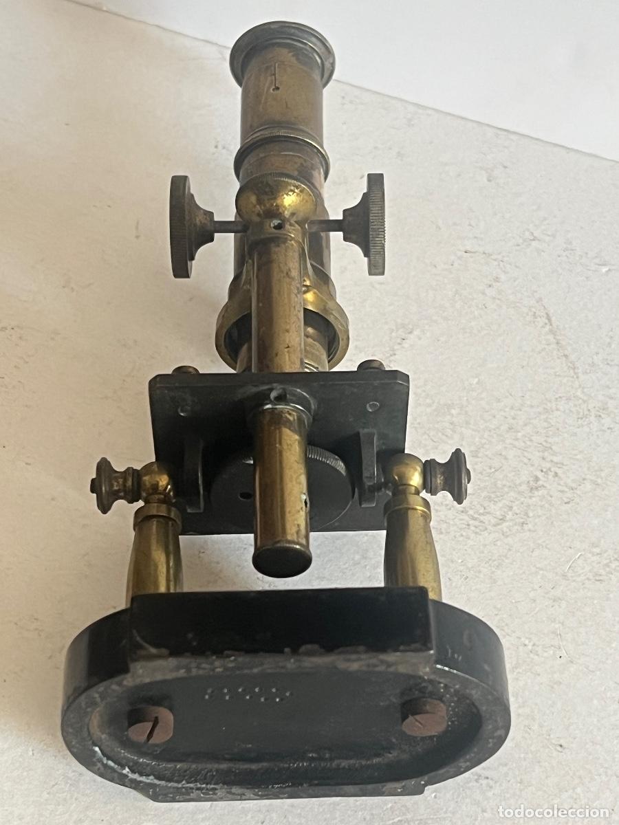 Antig&uuml;edades: Antiguo microscopio de lat&oacute;n con base de hierro. - Foto 9