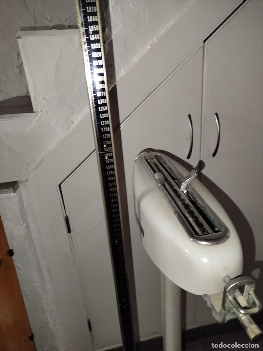 Antig&uuml;edades: B&aacute;scula m&eacute;dico antigua - Foto 1