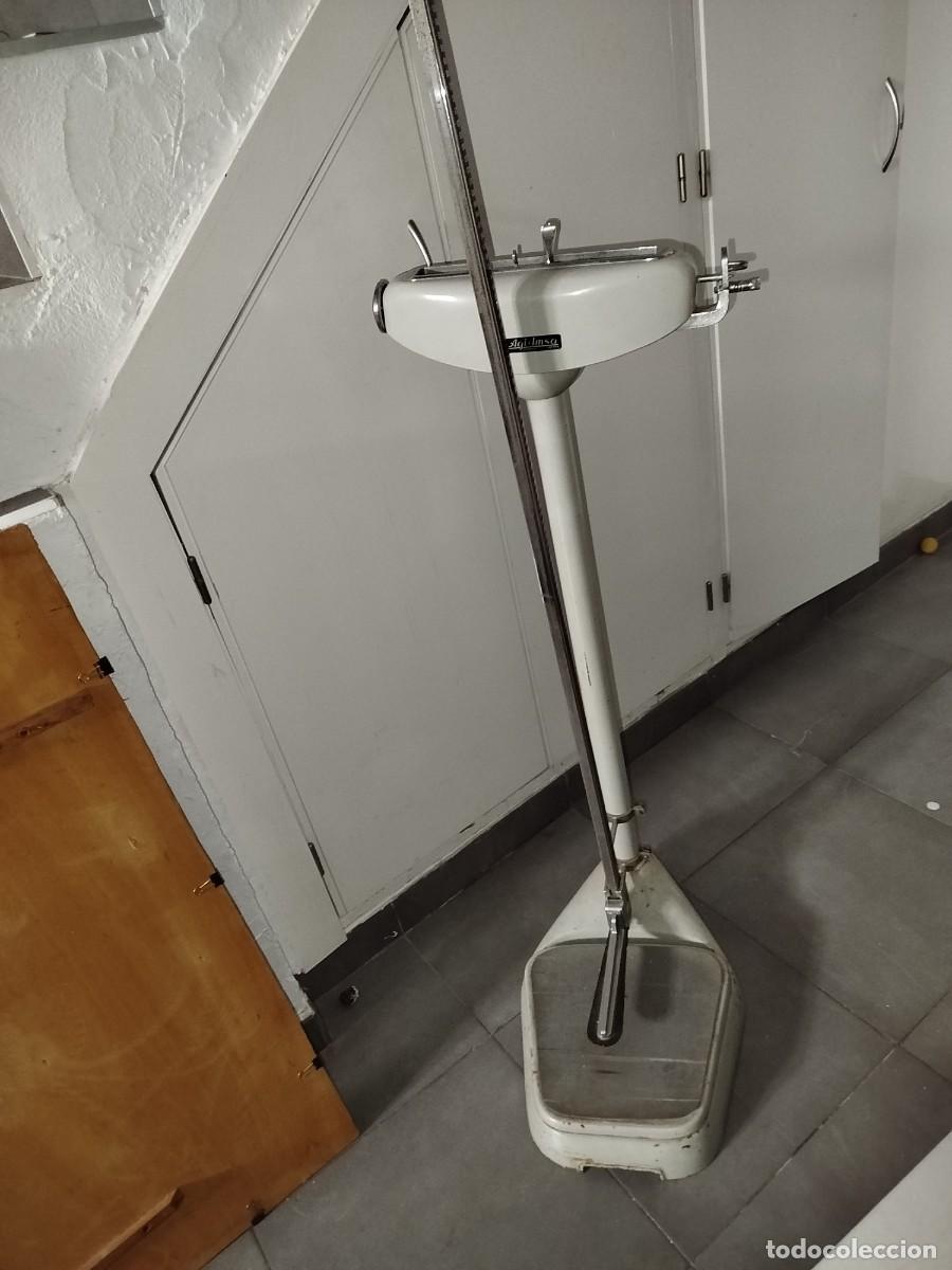 Antig&uuml;edades: B&aacute;scula m&eacute;dico antigua - Foto 2