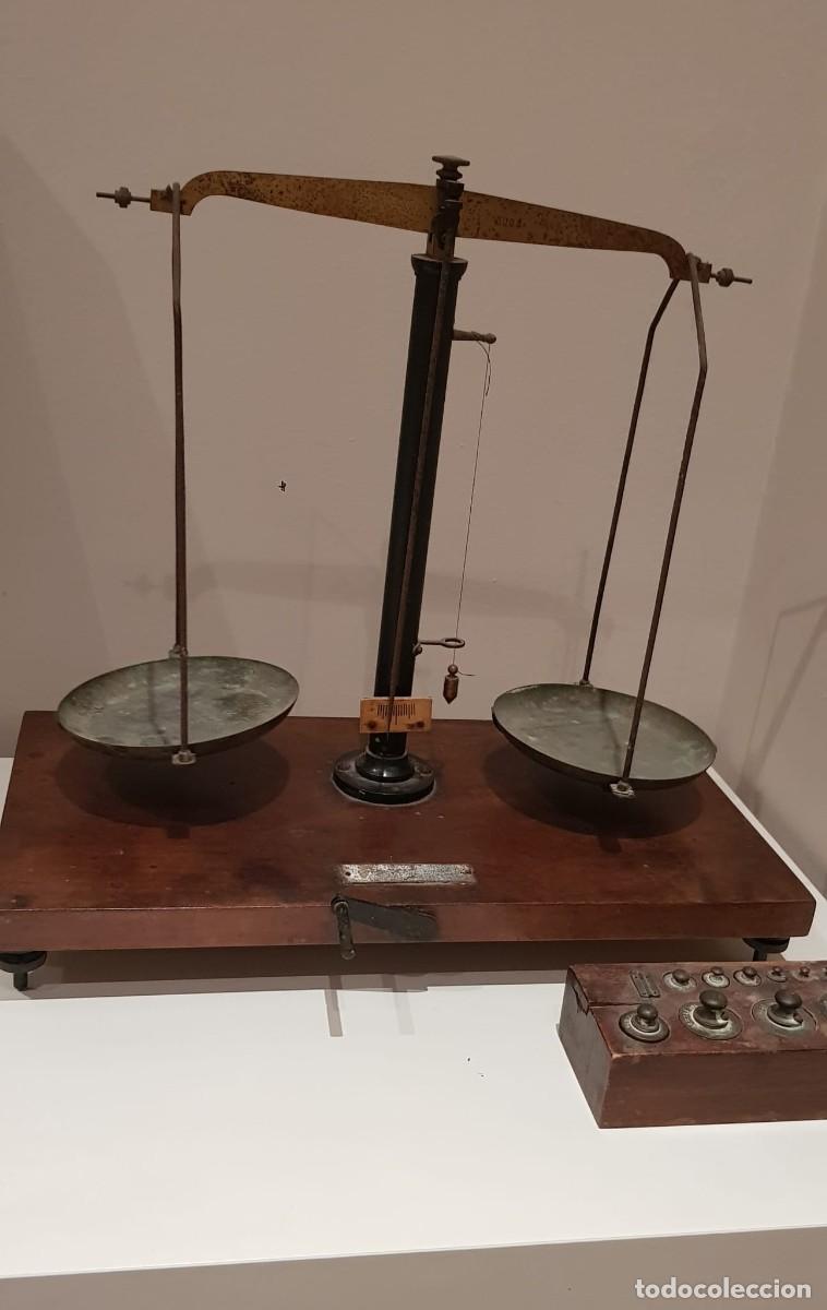 Antig&uuml;edades: Balanza de laboratorio a&ntilde;os 60 - Foto 1