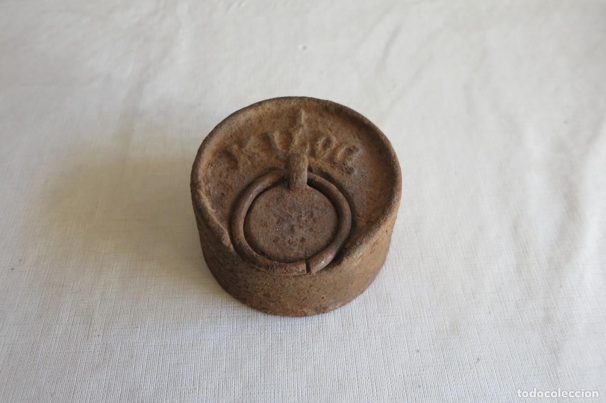 Antig&uuml;edades: pesa de 1 kilo fundicion - Foto 1