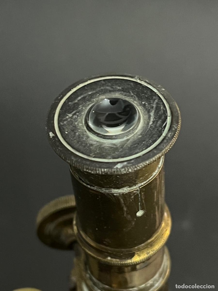 Antig&uuml;edades: Antiguo microscopio de lat&oacute;n con base de hierro. - Foto 10