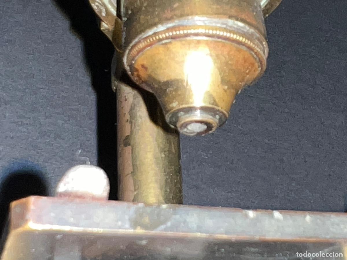 Antig&uuml;edades: Antiguo microscopio de lat&oacute;n con base de hierro. - Foto 11