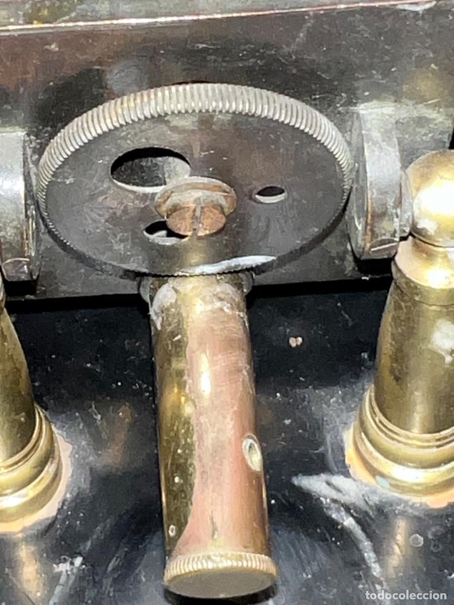 Antig&uuml;edades: Antiguo microscopio de lat&oacute;n con base de hierro. - Foto 12