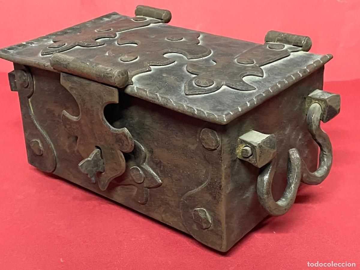 Antig&uuml;edades: ANTIGUA CAJA EN HIERRO FORJADO - Foto 3