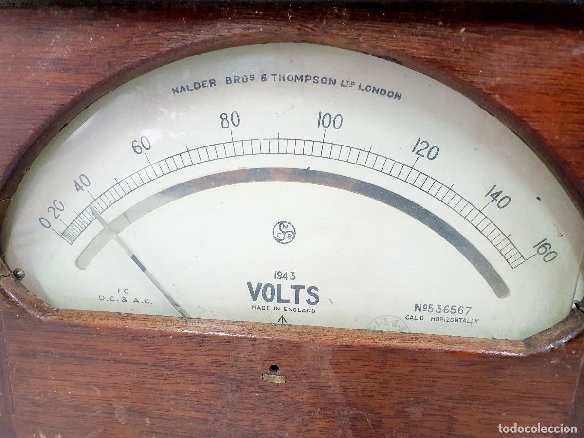Antig&uuml;edades: Volt&iacute;metro ingl&eacute;s de madera. 1943. - Foto 2
