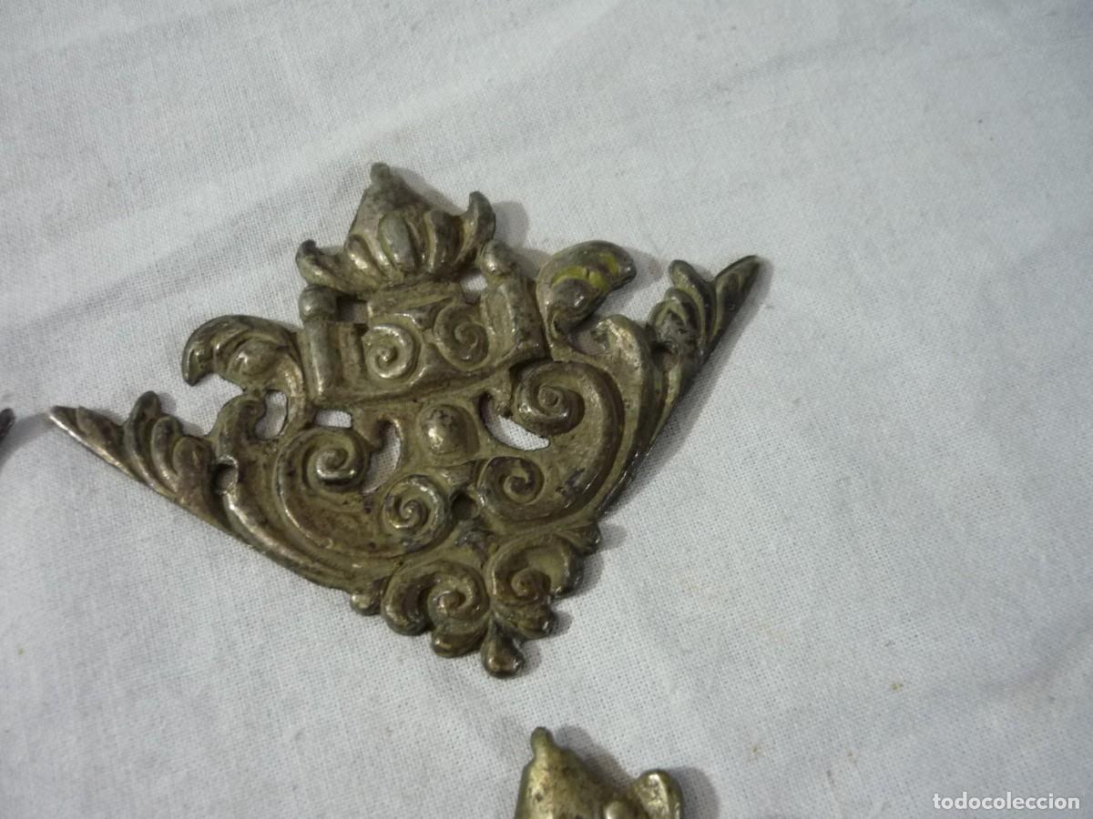Antig&uuml;edades: 6 remates apliques de plomo para clavar en muebles - Foto 4
