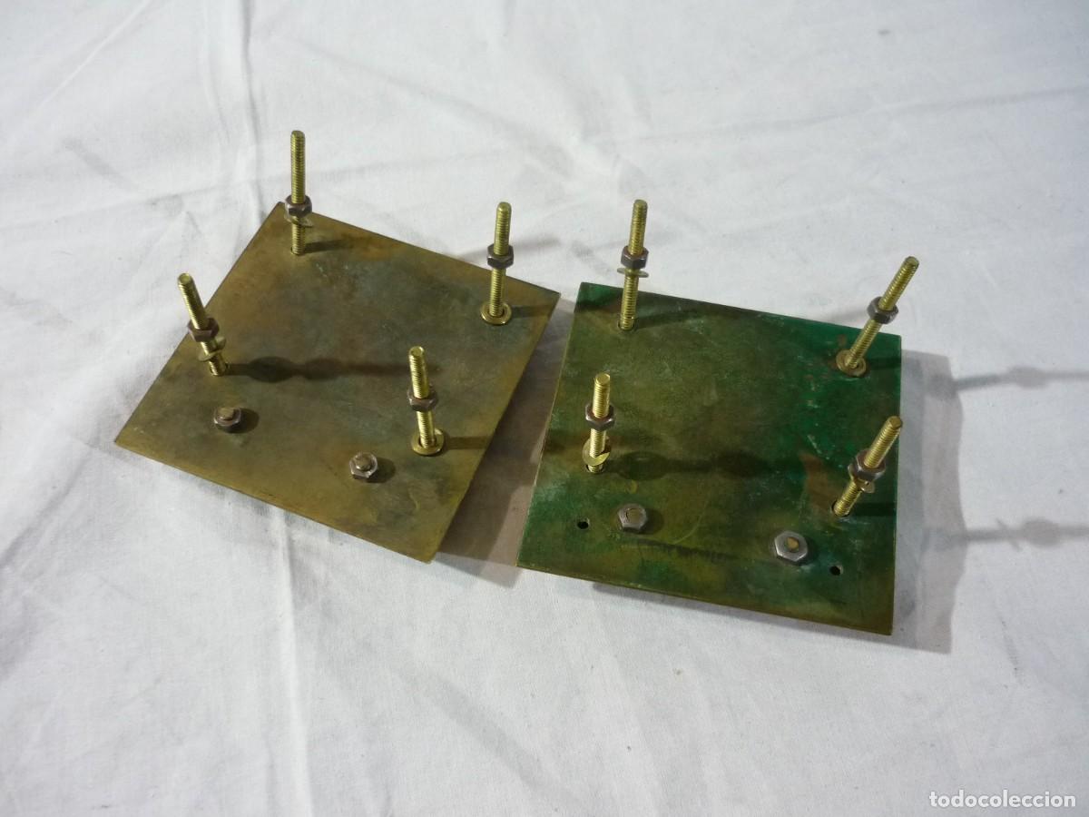 Antig&uuml;edades: Pareja de tiradores de bronce rectangulares - Foto 5