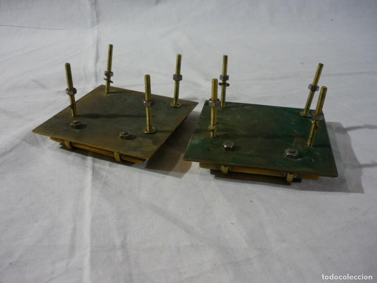 Antig&uuml;edades: Pareja de tiradores de bronce rectangulares - Foto 6