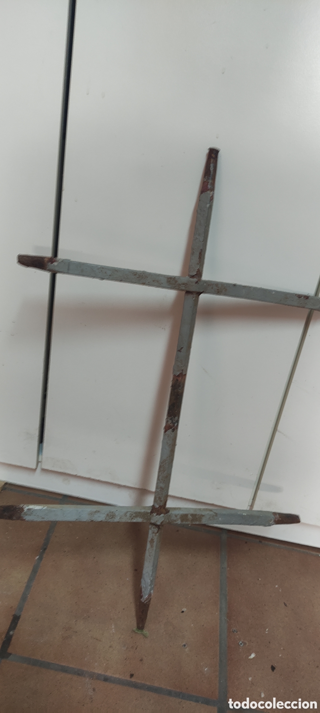 Antig&uuml;edades: Peque&ntilde;a reja de hierro forjsdo - Foto 2