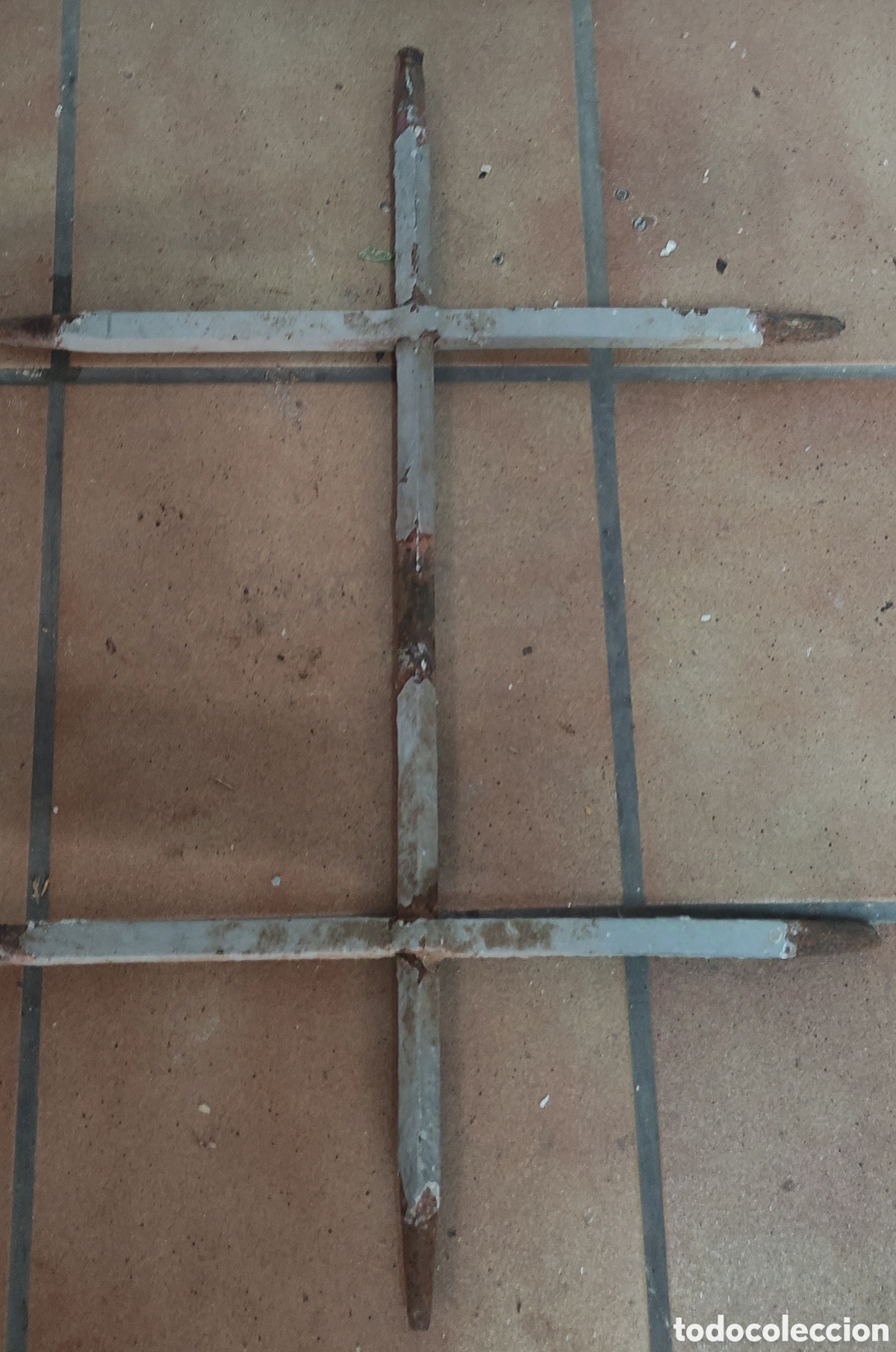 Antig&uuml;edades: Peque&ntilde;a reja de hierro forjsdo - Foto 1