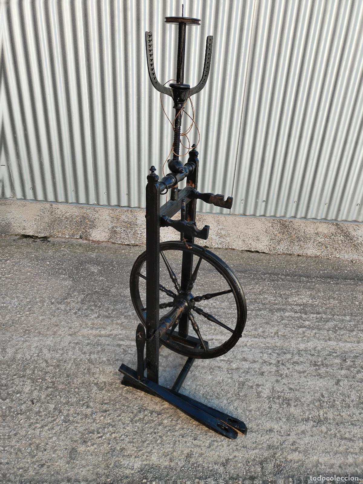 Antig&uuml;edades: rueca antigua repintada - Foto 1