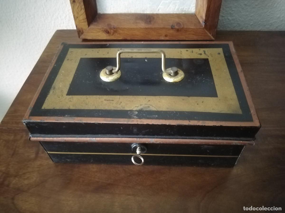 Antig&uuml;edades: Caja profesional compartimentada con su llave original. - Foto 1