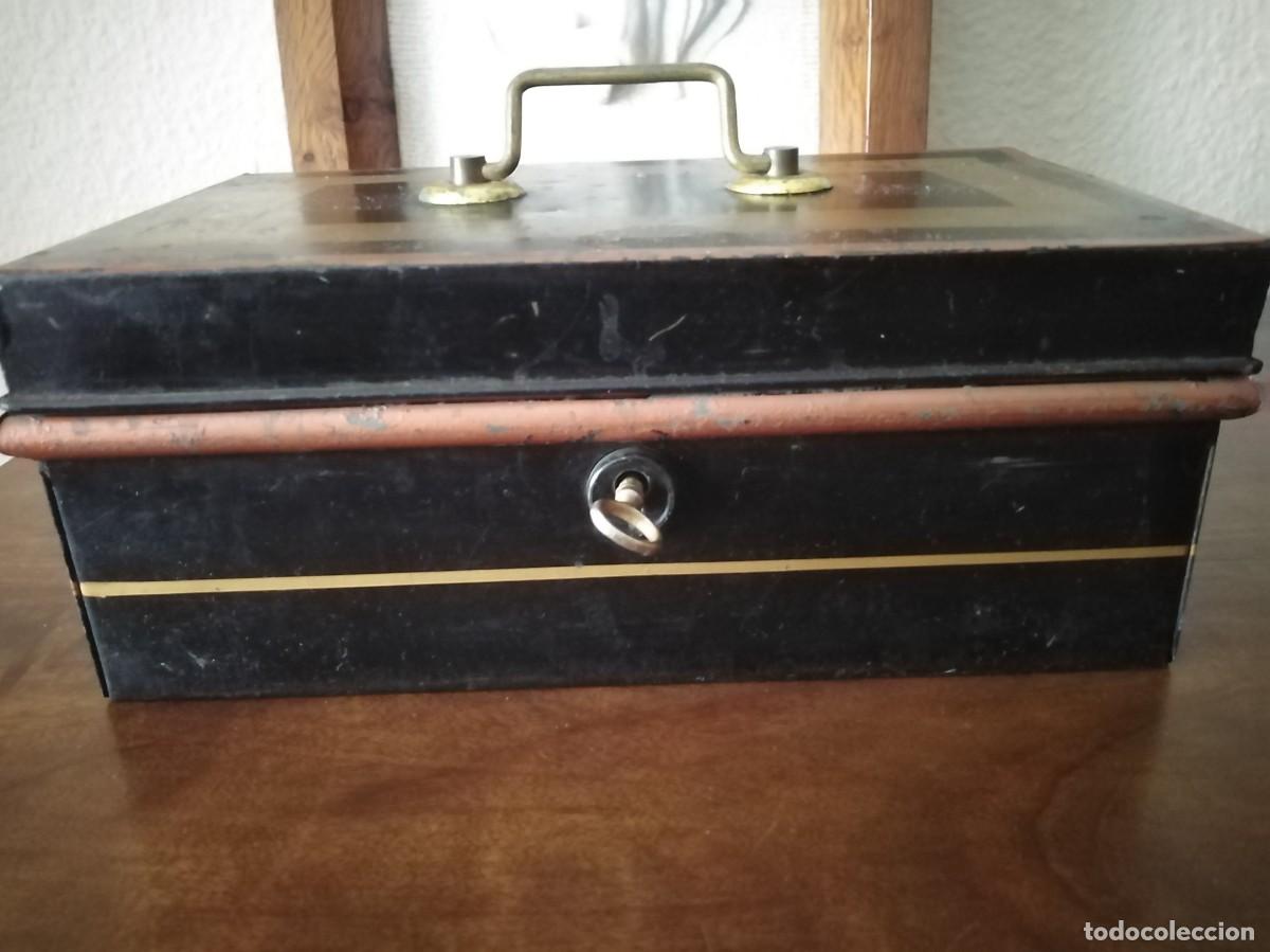 Antig&uuml;edades: Caja profesional compartimentada con su llave original. - Foto 2