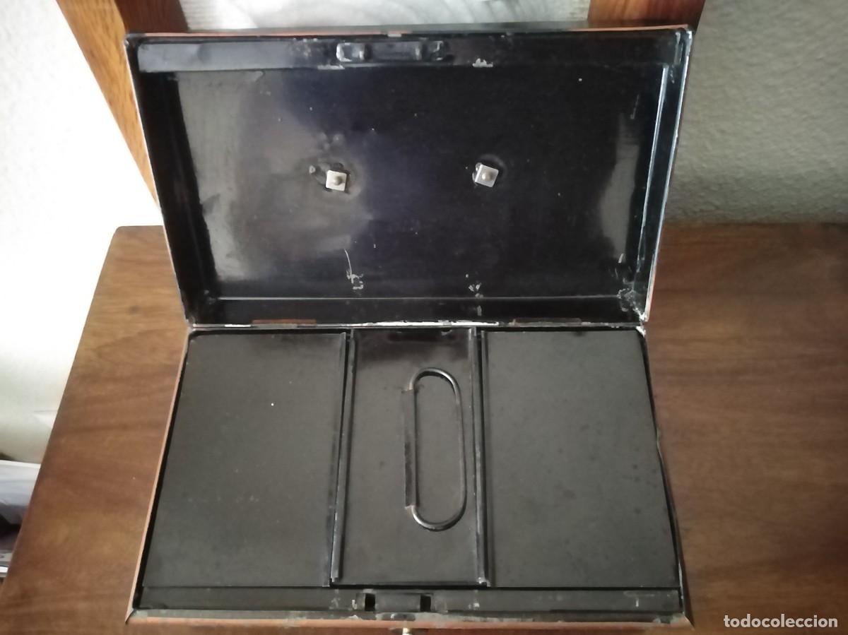 Antig&uuml;edades: Caja profesional compartimentada con su llave original. - Foto 4