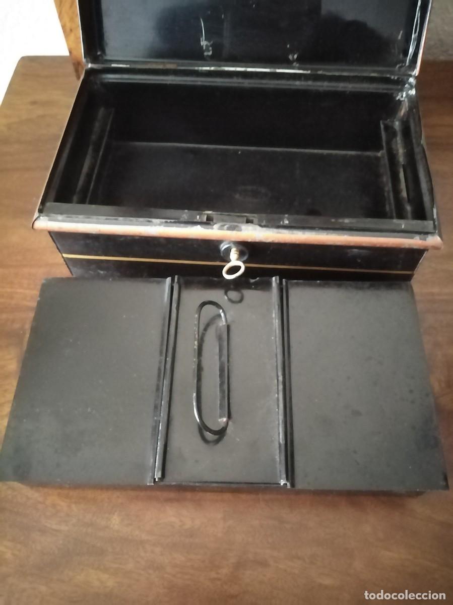 Antig&uuml;edades: Caja profesional compartimentada con su llave original. - Foto 6