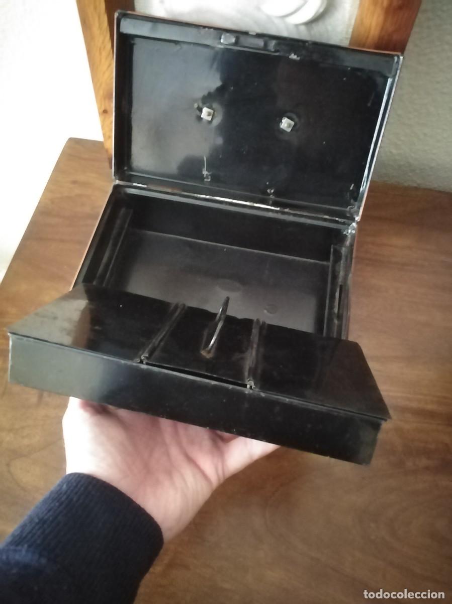 Antig&uuml;edades: Caja profesional compartimentada con su llave original. - Foto 7