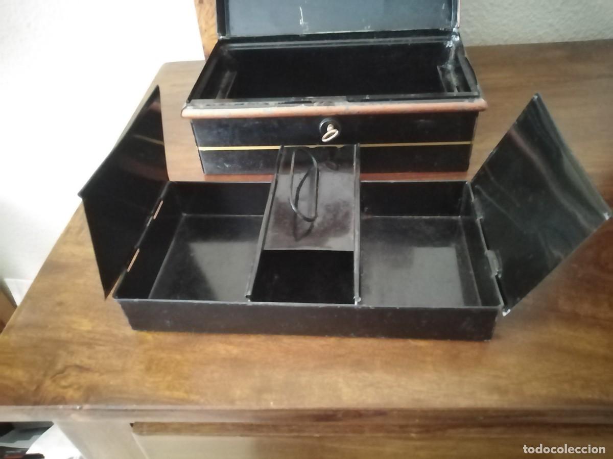 Antig&uuml;edades: Caja profesional compartimentada con su llave original. - Foto 8