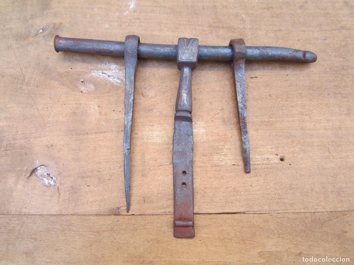 Antig&uuml;edades: Cerrojo antiguo hierro forjado, sin anclaje. - Foto 1