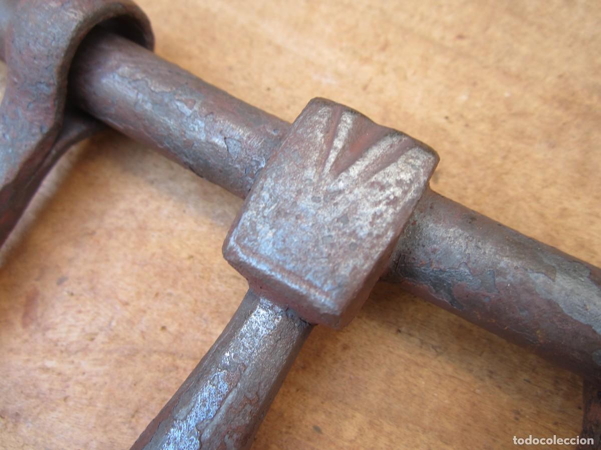 Antig&uuml;edades: Cerrojo antiguo hierro forjado, sin anclaje. - Foto 2