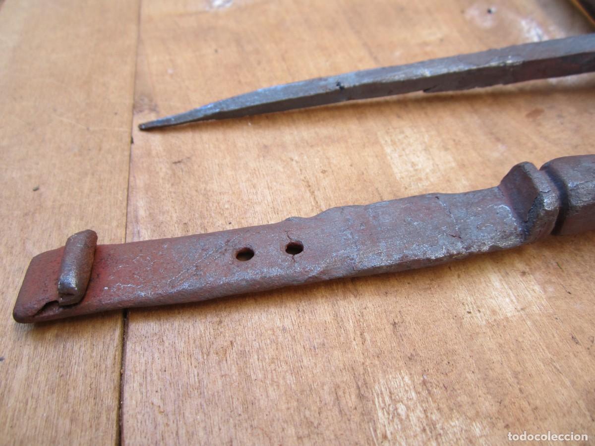 Antig&uuml;edades: Cerrojo antiguo hierro forjado, sin anclaje. - Foto 3