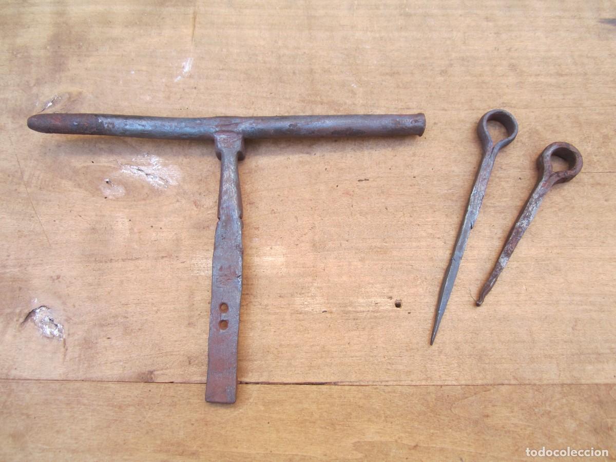 Antig&uuml;edades: Cerrojo antiguo hierro forjado, sin anclaje. - Foto 4
