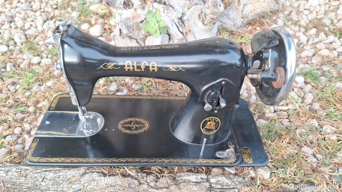 Antig&uuml;edades: Maquina de Coser Alfa Modelo B con Libro de Instrucciones - Foto 1