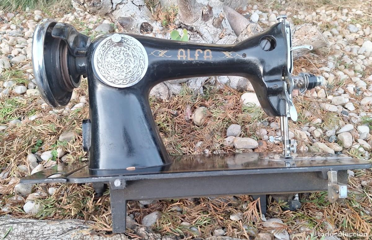 Antig&uuml;edades: Maquina de Coser Alfa Modelo B con Libro de Instrucciones - Foto 2
