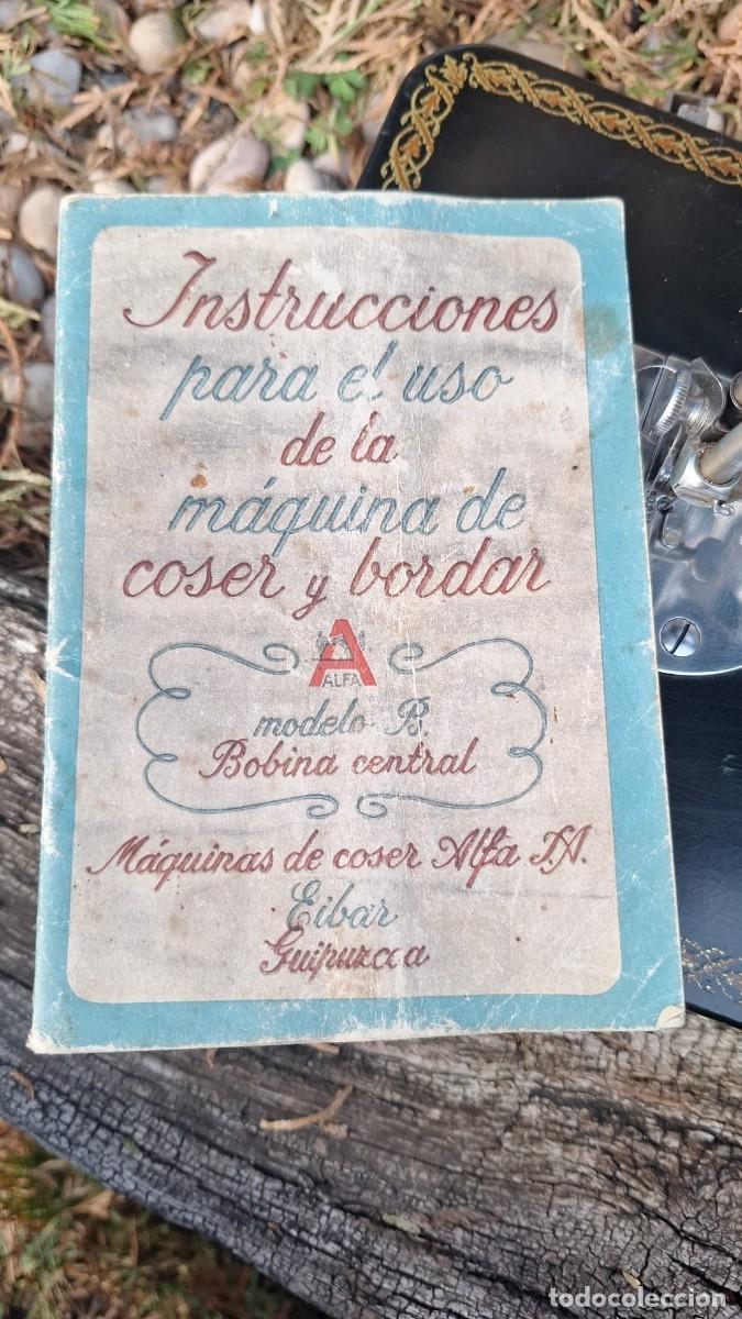 Antig&uuml;edades: Maquina de Coser Alfa Modelo B con Libro de Instrucciones - Foto 3