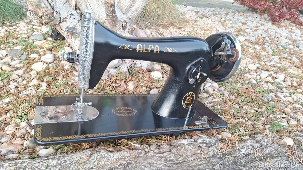 Antig&uuml;edades: Maquina de Coser Alfa Modelo B con Libro de Instrucciones - Foto 8