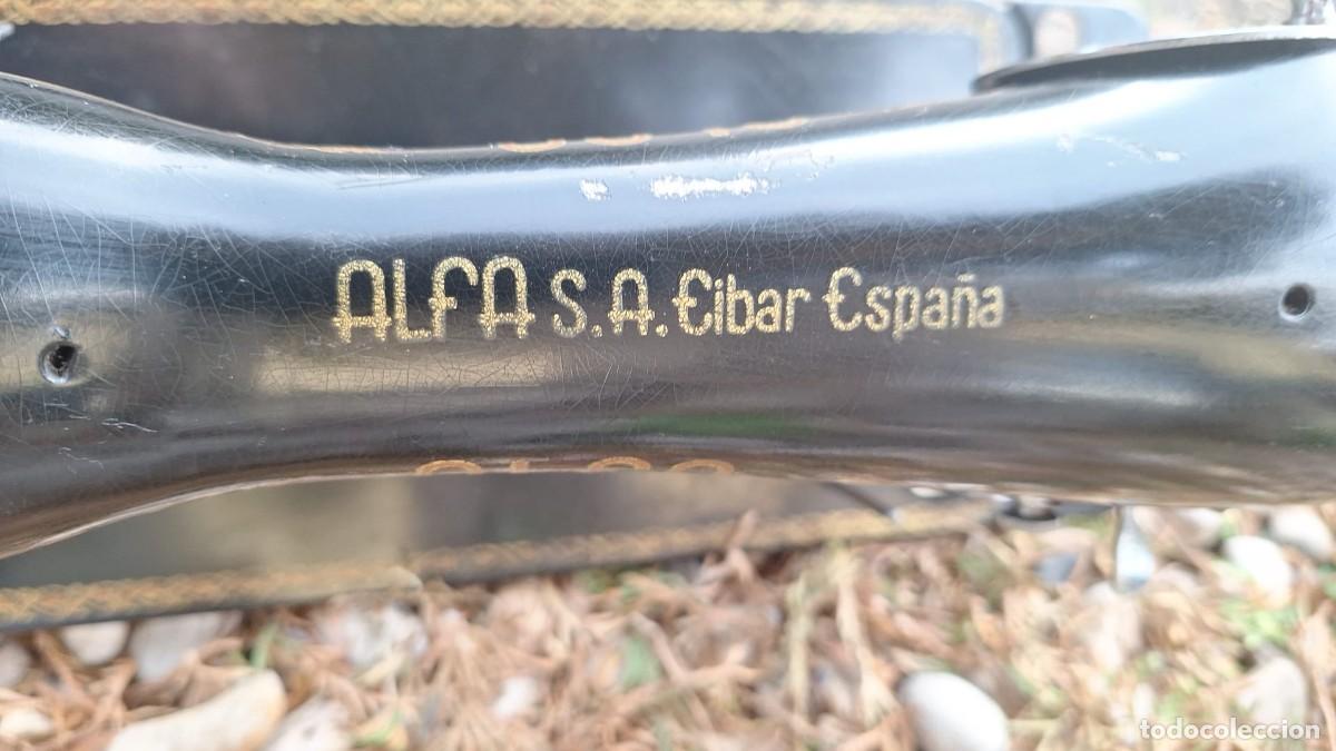 Antig&uuml;edades: Maquina de Coser Alfa Modelo B con Libro de Instrucciones - Foto 15