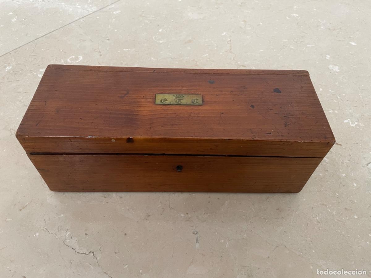 Antig&uuml;edades: ANTIGUA CAJA CON &Uacute;TILES DE ASEO - Foto 2