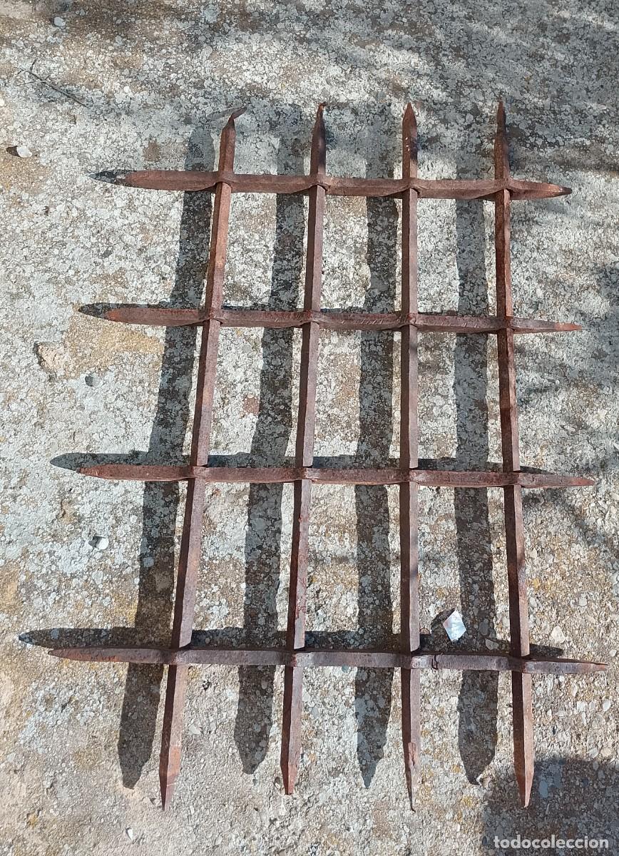 Antig&uuml;edades: Reja de forja para ventana - Foto 1