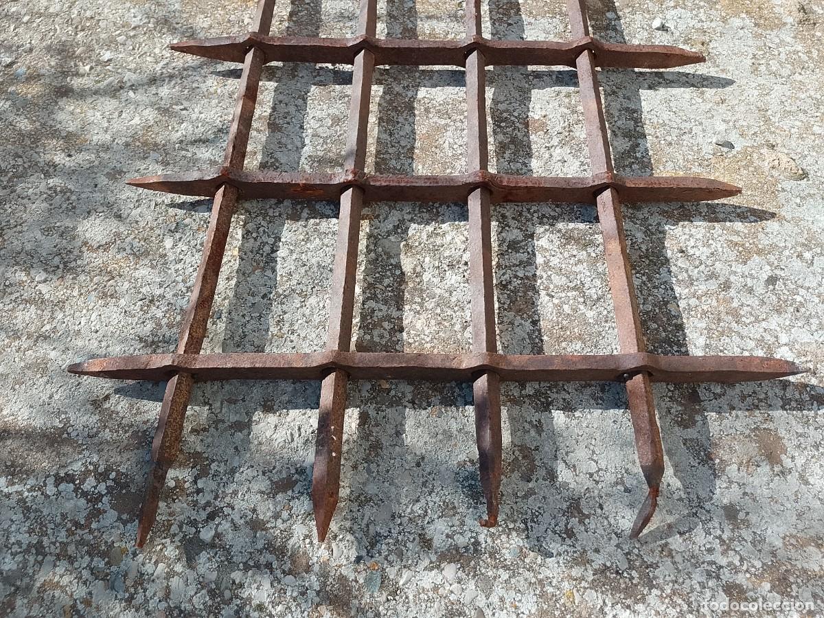 Antig&uuml;edades: Reja de forja para ventana - Foto 2