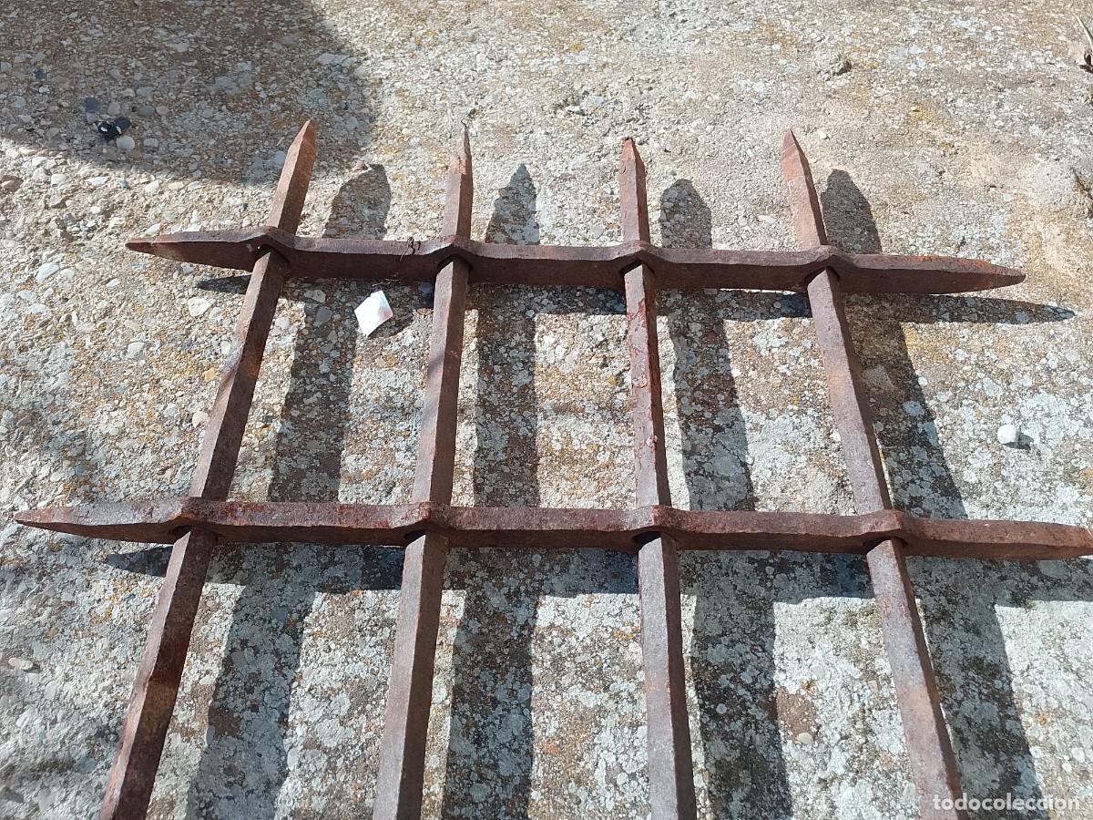 Antig&uuml;edades: Reja de forja para ventana - Foto 3