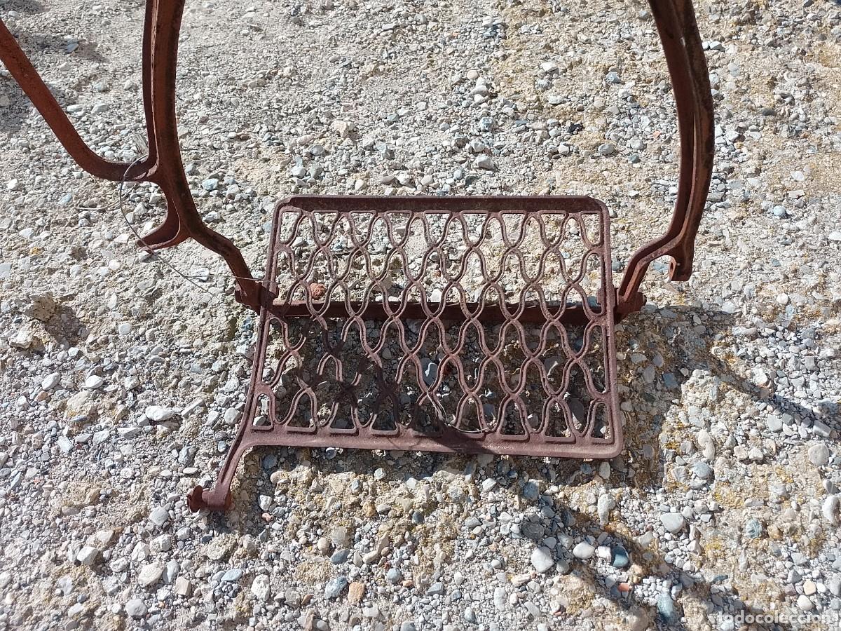 Antig&uuml;edades: Pie de m&aacute;quina de coser - Foto 1