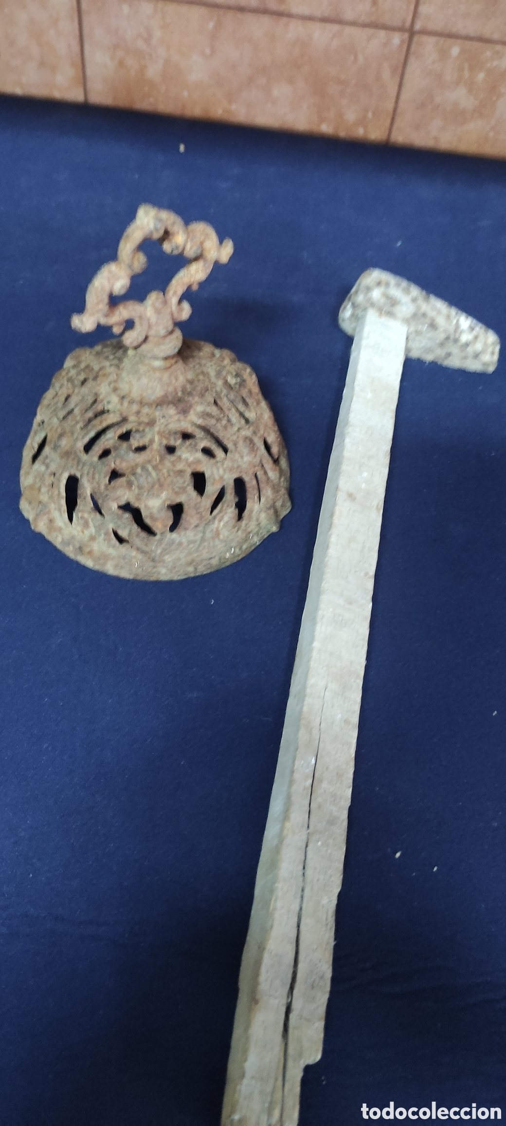Antig&uuml;edades: Antigua herramienta y tapa de hierro - Foto 1