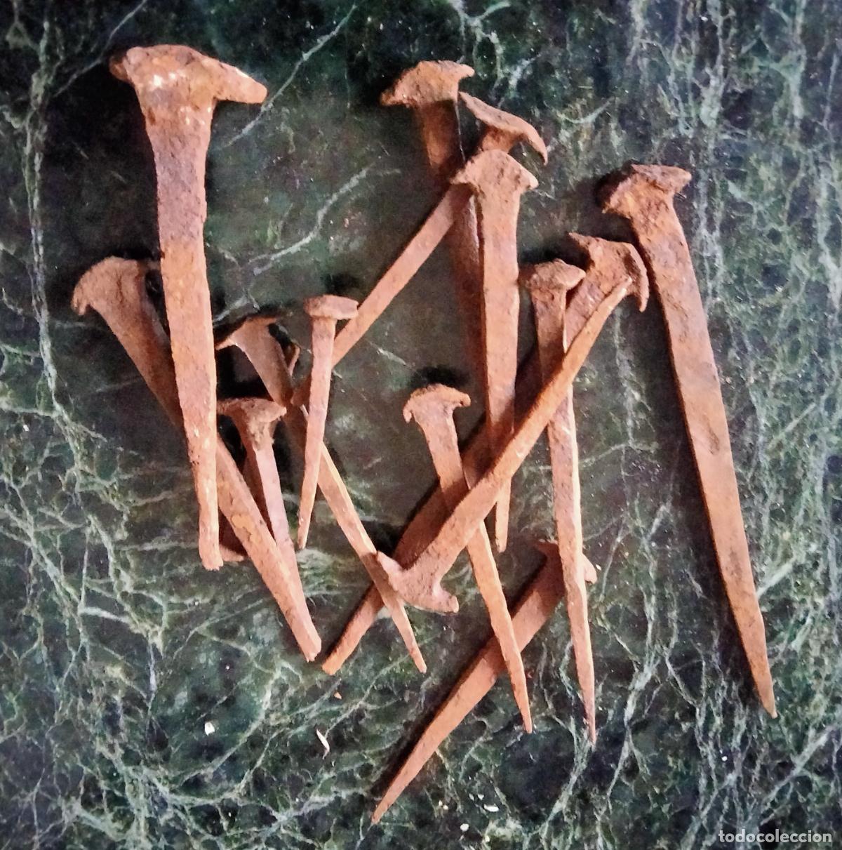 Antig&uuml;edades: 16 Antiguos clavos de hierro. - Foto 1