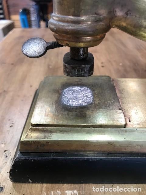 Antig&uuml;edades: Prensa de estampado en lat&oacute;n antigua. - Foto 5