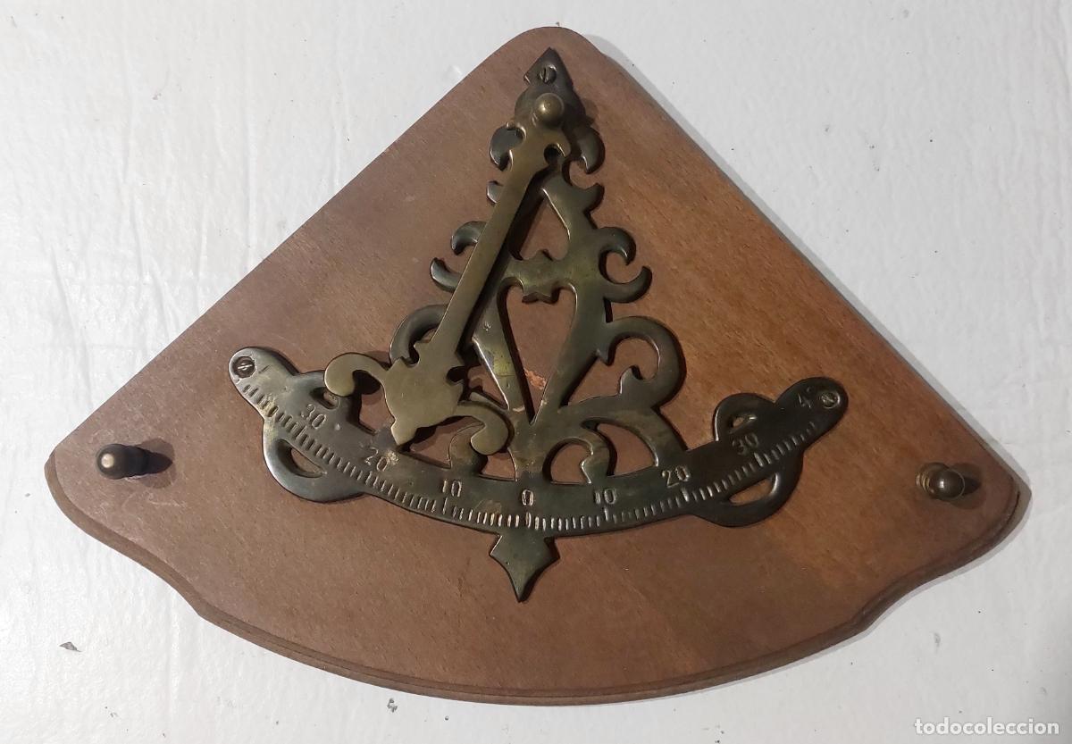 Antig&uuml;edades: Instrumento navegaci&oacute;n bronce en metopa - Foto 1