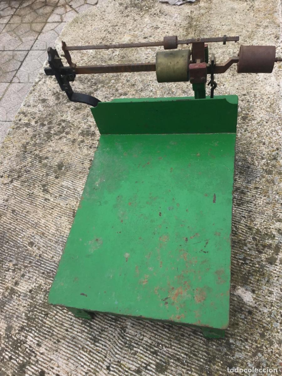 Antig&uuml;edades: B&aacute;scula antigua de peque&ntilde;as dimensiones, de mesa. - Foto 1