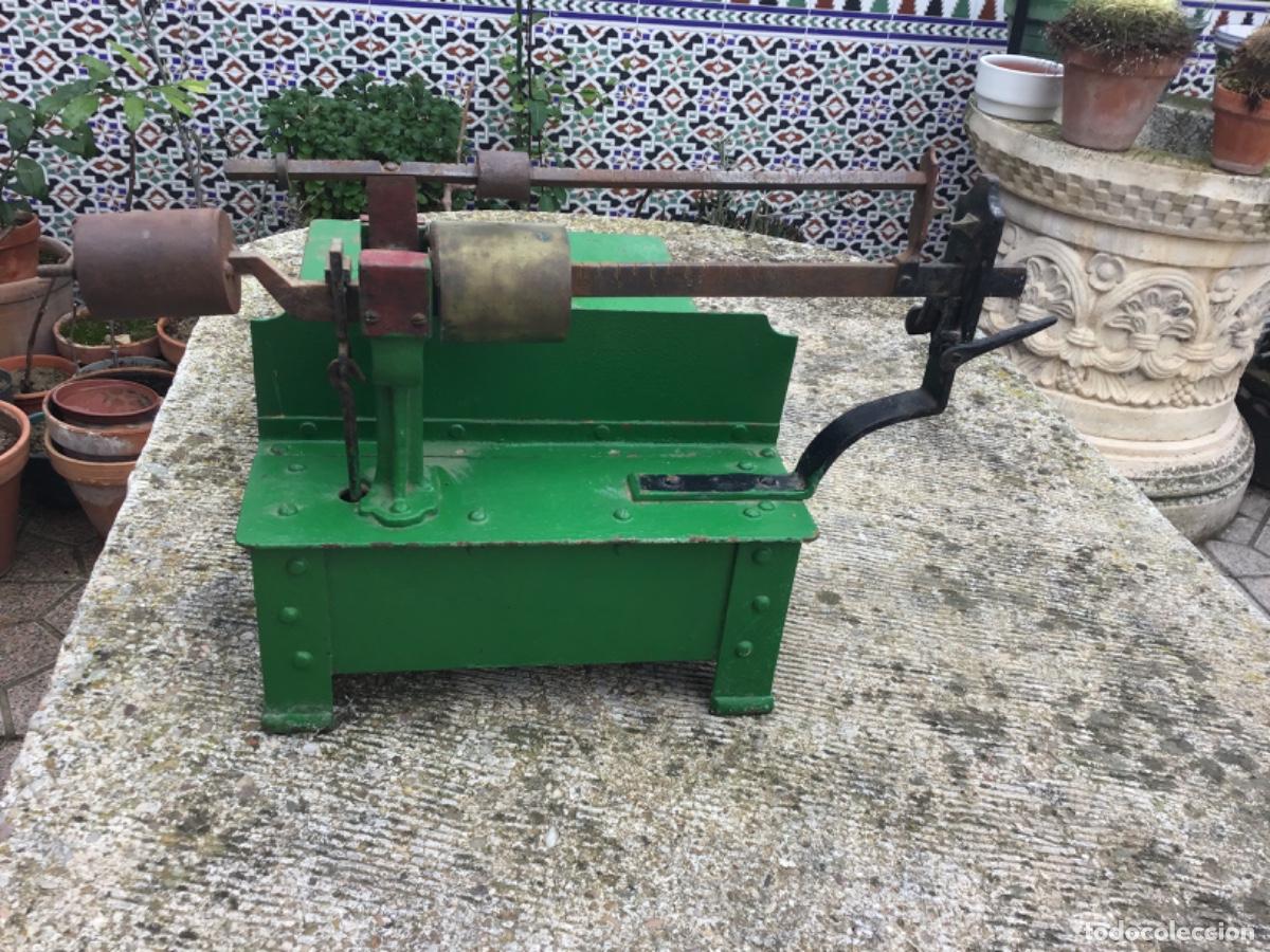 Antig&uuml;edades: B&aacute;scula antigua de peque&ntilde;as dimensiones, de mesa. - Foto 8