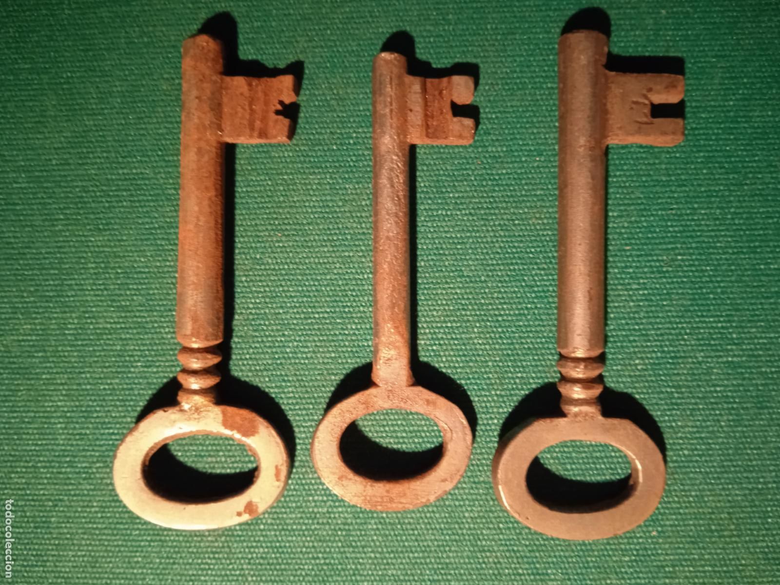 Antig&uuml;edades: TRES LLAVES MACIZAS FORMA SIMILAR - Foto 2