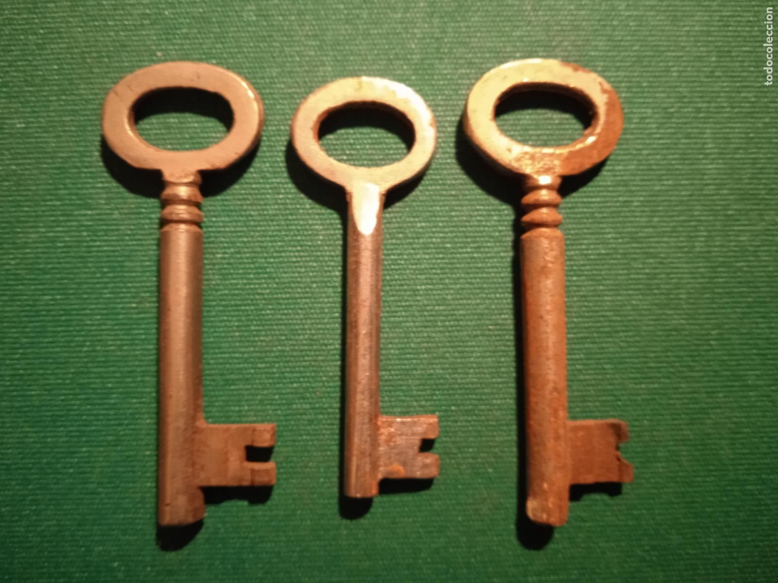 Antig&uuml;edades: TRES LLAVES MACIZAS FORMA SIMILAR - Foto 1