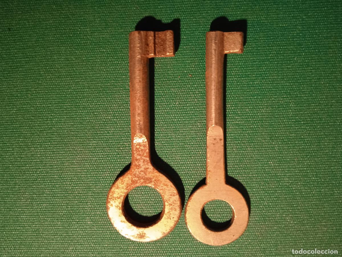 Antig&uuml;edades: DOS LLAVES HUECAS DE FORMA SIMILAR - Foto 2