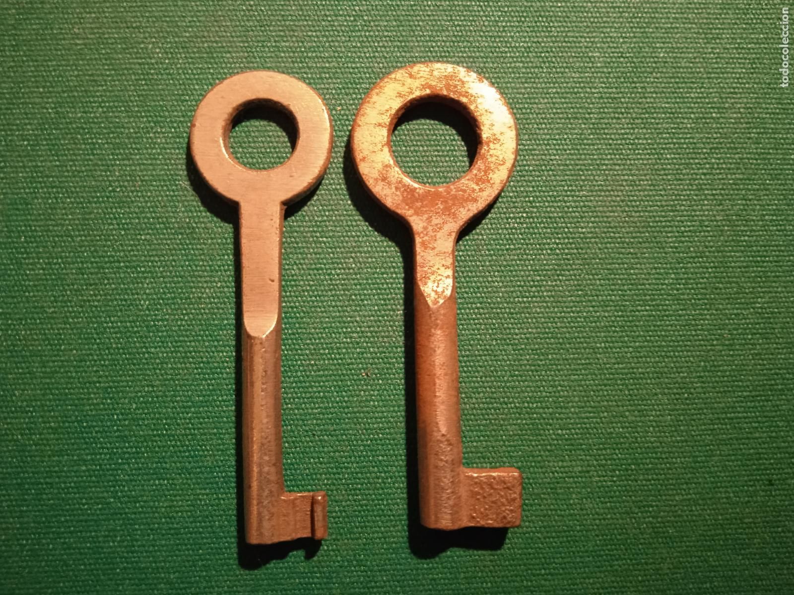 Antig&uuml;edades: DOS LLAVES HUECAS DE FORMA SIMILAR - Foto 1